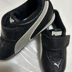 PUMA 黒 スニーカーの画像