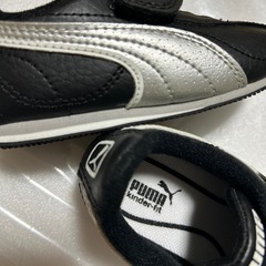 PUMA 黒 スニーカーの画像