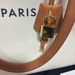 セリーヌ ニューホリゾンタル カバ トートバッグ ロゴ 鍵 南京錠付きの画像