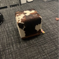 大塚家具10万ほどしたハラコオットマンキュービックスツールの画像