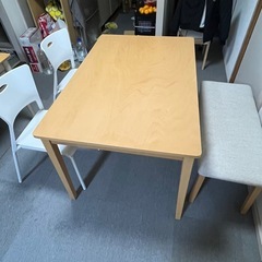 ダイニングキッチンテーブルの画像