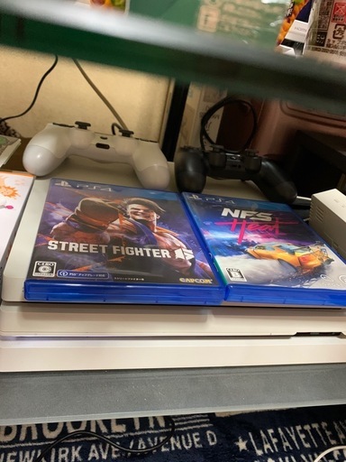 PS4プロ1TBとカセット２つにコントローラー２つ！必要であればモニターも