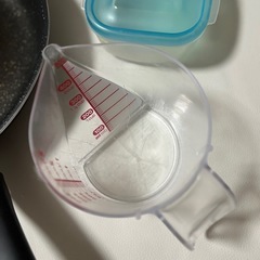 フライパン　タッパー　計量カップ　　三点セットの画像