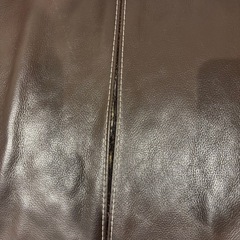 ダークブラウン レザーソファ モダンデザインの画像