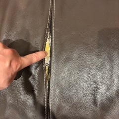 ダークブラウン レザーソファ モダンデザインの画像