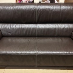 ダークブラウン レザーソファ モダンデザインの画像