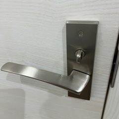 破格•美品  6枚まとめて　ロック付き　木製ドア中古　サロンで利用の画像