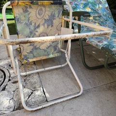 【国分寺】差し上げます！パラソル　折りたたみ座椅子　三つセット　キャンプ　　バーベキュー　差し上げます！　の画像