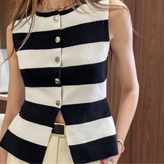 ニットノースリーブの画像