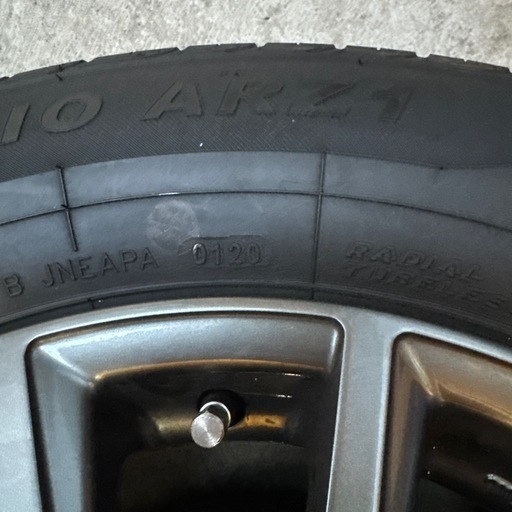 良品　215/65R16