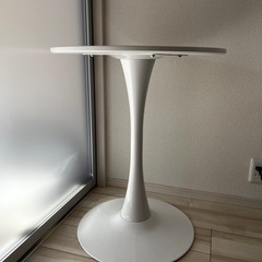 白い円形のダイニングテーブルの画像