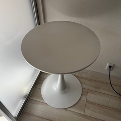 白い円形のダイニングテーブルの画像