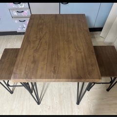 ダイニングテーブルの画像