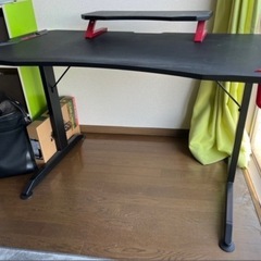 ゲーミングデスク＋ゲーミングチェアー＋モニタースタンドの画像