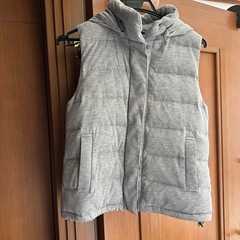 メイソングレイ　グレーのフード付きダウンベスト　ジャケット　レディース　サイズ1の画像