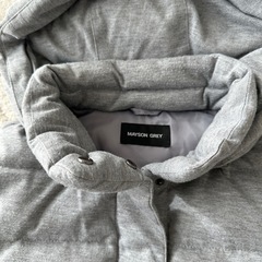 メイソングレイ　グレーのフード付きダウンベスト　ジャケット　レディース　サイズ1の画像