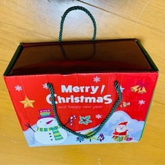 サンタクロースデザインの赤いマグカップ、王冠の蓋とスプーン付き　ギフトボックスセットの画像