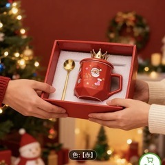 サンタクロースデザインの赤いマグカップ、王冠の蓋とスプーン付き　ギフトボックスセットの画像
