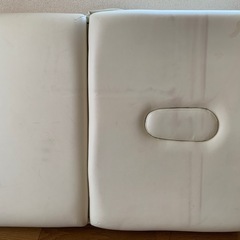 お譲り先決定しました　折りたたみ施術用ベッドの画像