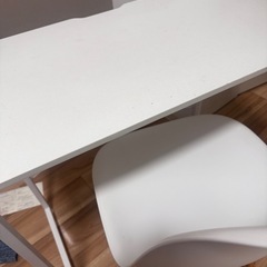 机、椅子の画像