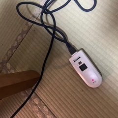 回転タイプの椅子2脚と座って使えるコタツのセットの画像