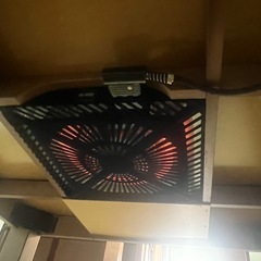 回転タイプの椅子2脚と座って使えるコタツのセットの画像