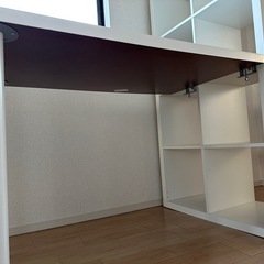 【11月28・29・30日取引限定】IKEAのシェルフ付きデスクの画像