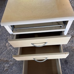 ベージュのキャスター付き金属製引き出しワゴンの画像