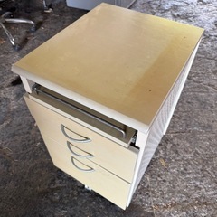 ベージュのキャスター付き金属製引き出しワゴンの画像