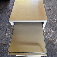 ベージュのキャスター付き金属製引き出しワゴンの画像