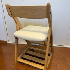 カリモク　学習机のイスの画像