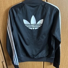 adidasジャンパーLサイズの画像