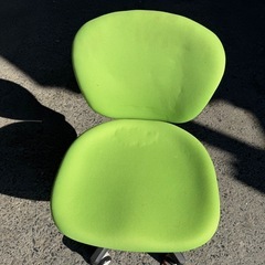 キャスター付き事務机グリーンの画像