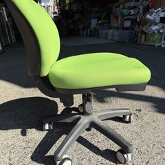 キャスター付き事務机グリーンの画像