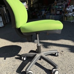 キャスター付き事務机グリーンの画像