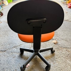 キャスター付き事務机オレンジの画像