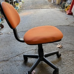 キャスター付き事務机オレンジの画像