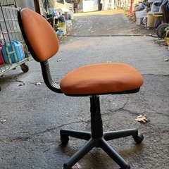 キャスター付き事務机オレンジの画像