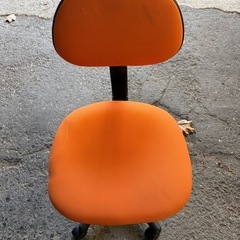 キャスター付き事務机オレンジの画像