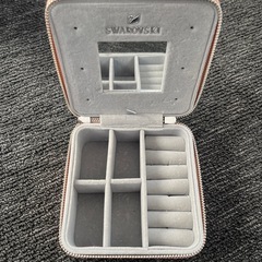 𝐒𝐰𝐚𝐫𝐨𝐯𝐬𝐤𝐢アクセ入れの画像