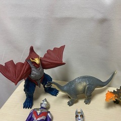 ウルトラマンのソフビフィギュア 12体セット＆恐竜？の画像