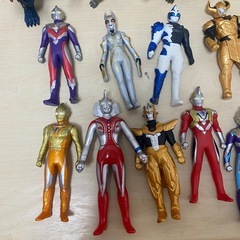 ウルトラマンのソフビフィギュア 12体セット＆恐竜？の画像