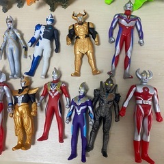 ウルトラマンのソフビフィギュア 12体セット＆恐竜？の画像