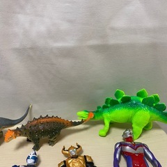 ウルトラマンのソフビフィギュア 12体セット＆恐竜？の画像