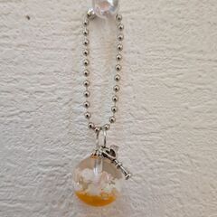 ハンドメイド レジンキーホルダー 球型 ハートの鍵 オレンジ  ホワイトの画像