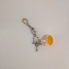 ハンドメイド レジンキーホルダー 球型 ハートの鍵 オレンジ  ホワイトの画像