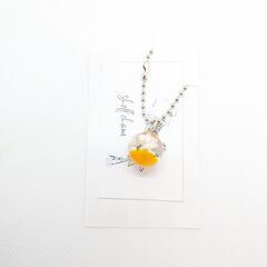 ハンドメイド レジンキーホルダー 球型 ハートの鍵 オレンジ  ホワイトの画像