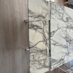 大理石調ダイニングテーブルの画像