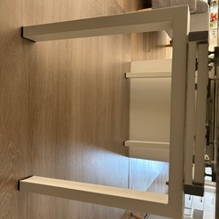 大理石調ダイニングテーブルの画像