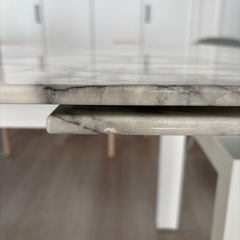 大理石調ダイニングテーブルの画像